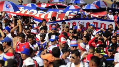 La Ultra Fiel al llegar al estadio Nacional. Foto Juan Salgado