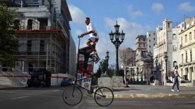 Fotografía del 25 de abril de 2017, del ciclista cubano Féliz Guirola, que pedalea en su bicicleta de 3 metros de altura por las calles de La Habana (Cuba). EFE