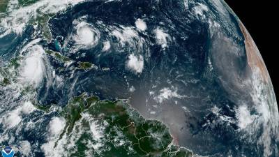 Fotografía satelital cedida hoy por la Oficina Nacional de Administración Oceánica y Atmosférica (NOAA) a través del Centro Nacional de Huracanes (NHC) de Estados Unidos, donde se muestra la localización de la tormenta tropical Idalia (i) y el huracán Franklin (c-i).
