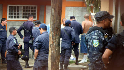 Policías y militares se hicieron presentes al Centro de Menores El Carmen para logar controlar el amotimamiento.