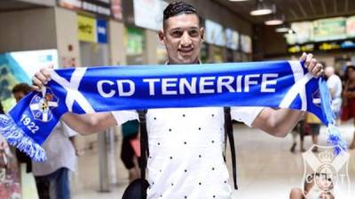 Bryan Acosta posando con una bufanda del CD Tenerife a su llegada a la isla canaria.