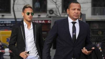 El padre de Neymar es también su agente y ha señalado que su hijo planea seguir en el PSG. FOTO AFP.