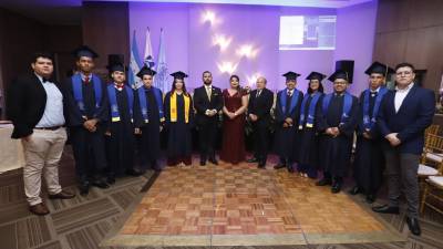 La promoción “Doctor Juan Almendares Bonilla” posa para la foto oficial junto con Enil Barahona, Director Académico de la Victoriano López, Cristina Mejía, Directora General de la Fundación Filarmónica de San Pedro Sula y Jorge Banegas, Director Artístico de la Victoriano López.