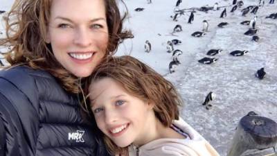 Milla Jovovich, famosa por la saga 'Resident Evil', y su hija Ever Gabo tienen un increíble parecido.