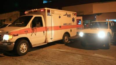 Los tres aficionados que salieron heridos de bala fueron atendidos en la sala de emergencia del hospital Mario Rivas.
