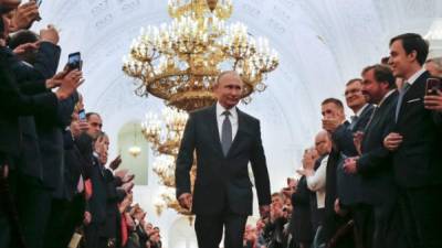 El presidente electo ruso, Vladimir Putin, camina antes de su ceremonia de inauguración en el Kremlin en Moscú el 7 de mayo de 2018.