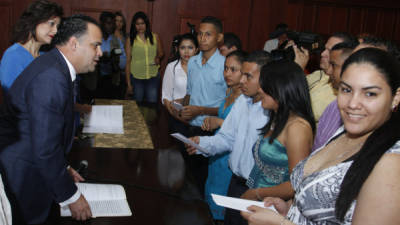El alcalde Armando Calidonio y su esposa Karen declararon como esposos a los enamorados ayer.
