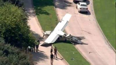 La avioneta derribó varios postes de energía antes de estrellarse en una carretera de Texas.