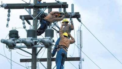 Cuadrillas de la Enee trabajando en mantenimientos rutinarios en una zona de la ciudad.