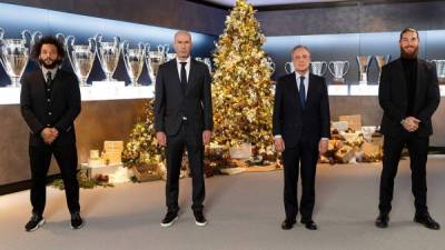 Florentino Pérez, Zinedine Zidane, y los capitanes del primer equipo, Sergio Ramos (d), y Marcelo Vieira, posan para su tradicional felicitación navideña.