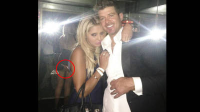 La imagen donde Robin Thicke agarra el trasero de una fan.