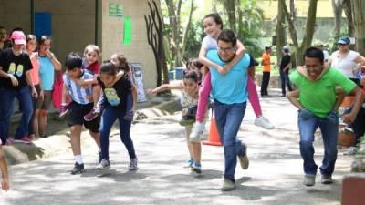 Estudiantes y maestros arrancaron las risas de los presentes con el juego cargar a tuto.