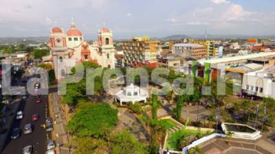 La Capital Industrial regala a pobladores y visitantes increíbles y maravillosos rincones que enamoran desde el primer instante, como su catedral y el parque.