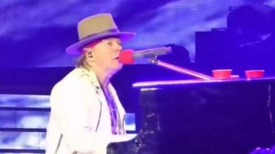 Axl Rose tuvo que hacer un alto ante el desconcertante evento.