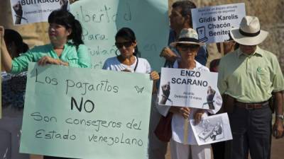 Venezolanos protestan contra la visita del presidente de su país, Nicolás Maduro a Cartagena, Colombia.