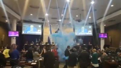 A pesar de que el humo es insoportable la junta directiva del Congreso Nacional continuó con la sesión.