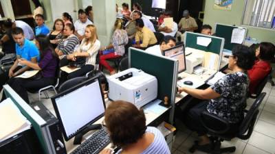 A diario llegan al menos 200 personas desocupadas a la Secretaría de Trabajo en busca de una oportunidad laboral.