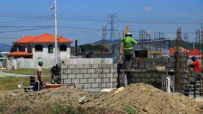 Cuatro trabajadores construyen una vivienda en la residencial Costa Verde al sureste de la ciudad. Foto: Jordan Perdomo.