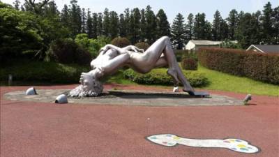 Estatuas en 'Jeju Loveland', el 'parque temático del placer' en la isla coreana que tiene méritos para ser llamada la 'isla del amor' por sus escenarios para todos los gustos: desde el romanticismo idílico a un cargado erotismo. EFE