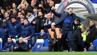 Frank Lampard celebrando uno de los goles del Chelsea, mientras José Mourinho se lamenta en el banquillo del Tottenham. Foto EFE