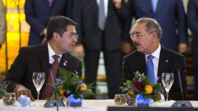 El presidente de Honduras, Juan Orlando Hernández Alvarado, y su par dominicano, Danilo Medina, participan en un encuentro en el Palacio Nacional, en Santo Domingo (República Dominicana). EFE/Archivo