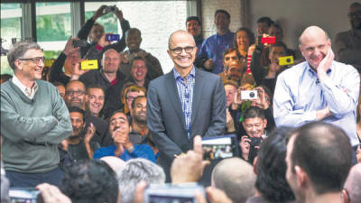 Satya Nadella, flanqueado por Bill Gates (a la izquierda) y Steve Ballmer, a quien sustituye como presidente ejecutivo.