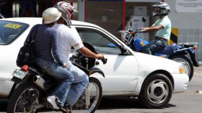 El Decreto Legislativo 240-201 que prohibe a dos hombres conducirse en una motocicleta.