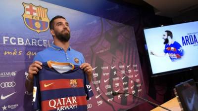 El turco Arda Turan ha sido presentado como nuevo jugador del FC Barcelona.