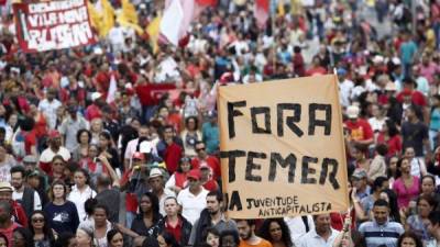 Manifestantes en Sao Paulo salieron a pedir la salidad del presidente interino Michel Temer y demandaron la restitución de Dilma Rousseff. Foto: AFP/Miguel Schincariol