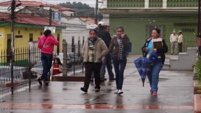 En el Occidente, Oriente y Distrito Central habrá cielo nublado con lluvias y lloviznas de leves a moderadas intermitentes y vientos con rachas de entre 20 y 40 Kilómetros por hora