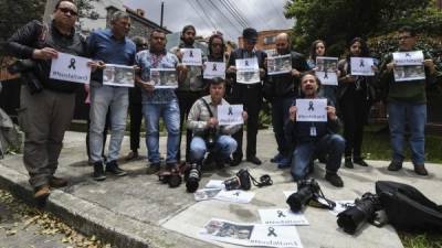 Colombian journalists gather in front of the Ecuadorean embassy in Bogota to protest against the murder of Ecuadorean journalist Javier Ortega, photographer Paul Rivas and their driver Efrain Segarra, on April 16 2018.The three members of an Ecuadoran journalist team who were kidnapped and killed in captivity after being abducted by a Colombian rebel group were following a story on violence that ended up costing their lives. / AFP PHOTO / Luis ACOSTA