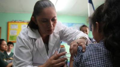Arranca la jornada de vacunaciÃÂ³n contra la covid-19 para adultos mayores.El campus de la UTH en San Pedro Sula funciona como mega centro de vacunaciÃÂ³n en automÃÂ³vil.Este martes iniciÃÂ³ la cuarta jornada de vacunaciÃÂ³n contra la covid-19, en la cual se inocularÃÂ¡n a los adultos mayores de 75 aÃÂ±os.En San Pedro Sula funcionan tres centros de vacunaciÃÂ³n: la Universidad CatÃÂ³lica, el centro de triaje en el Bulevar del Norte, y el campus de la Universidad TecnolÃÂ³gica (UTH).La novedad es el mega centro de vacunaciÃÂ³n en la UTH, ya que en esas instalaciones vacunan a los adultos sin que se bajen de sus vehÃÂ­culos.De esta manera, mÃÂ¡s de 200 carros ingresaron al campus de la UTH durante la primera hora de la jornada de vacunaciÃÂ³n para adultos mayores.Esta es la continuidad de la cuarta jornada de vacunaciÃÂ³n en donde se estÃÂ¡ aplicando la primera dosis de la vacuna de AstraZeneca a los mayores de 75 aÃÂ±os.Roberto Consenza, viceministro de Salud, dijo que 'estamos muy contestos con este proceso de vacunaciÃÂ³n contra el covid-19, estÃÂ¡n viniendo las personas que tienen75 aÃÂ±os, el proceso se estÃÂ¡ llevando de una manera ordenada'.Autoridades sanitarias establecieron un calendario de vacunaciÃÂ³n de acuerdo a las edades, de esta manera se evitarÃÂ¡n aglomeraciones en los distintos centros de vacunaciÃÂ³n.