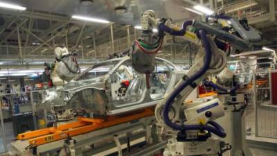 Una serie de robots son utilizados en las fábricas de automóviles para el ensamble de las máquinas.