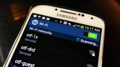 Si acostumbra a usar Wifi público instale un antivirus en el teléfono.