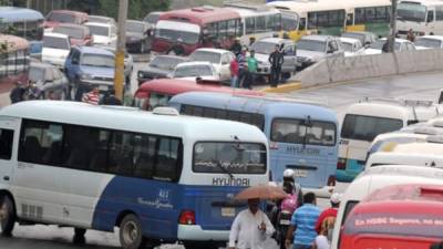 Las más de 60 unidades que operan en la ruta no poseen seguridad, por ello los conductores son más vulnerables. Imagen referencial de archivo.