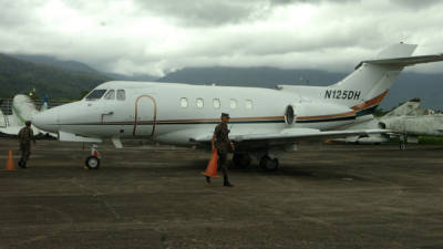 Bajo fuertes medidas de seguridad continua la avioneta en La Ceiba.