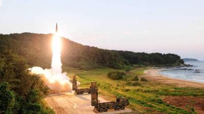 JHK01. Donghea (Korea, Republic Of), 03/09/2017.- A handout photo made available by South Korea Defense Ministry shows a Hyunmoo-2 missile being launched at an undisclosed location on the east coast of South Korea, 04 September 2017, as the South Korean military conducts a combined live-fire exercise in response to North Korea's sixth nuclear test a day earlier. The training involved the country's Hyunmoo ballistic missile and F-15K fighter jets. (Incendio, Corea del Sur) EFE/EPA/SOUTH KOREA DEFENSE MINISTRY HANDOUT HANDOUT EDITORIAL USE ONLY/NO SALES