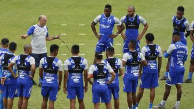Los jugadores de Honduras estuvieron atentos a las indicaciones de Fabián Coito. Foto Edwin Romero.