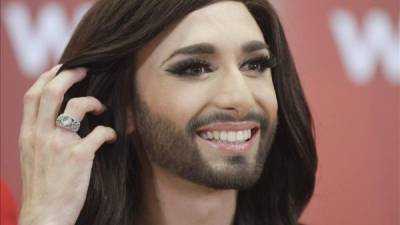 La ganadora del Festival de Eurovision Conchita Wurst de Austria, durante la rueda de prensa que concedió hoy a su llegada a su país. EFE