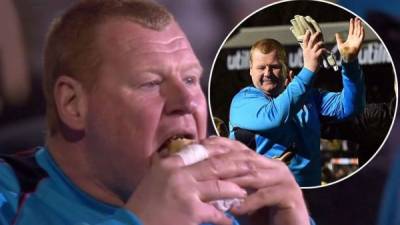 Wayne Shaw, portero del Sutton United, que se hizo famoso por su peso y sus excentricidades, ahora está investigado por un caso de apuestas vinculado a su osadía de comer en pleno partido ante Arsenal.