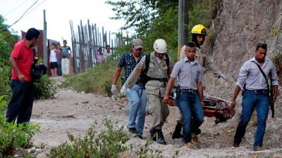 Los cadáveres fueron sacados del precipicio por elementos del Cuerpo de Bomberos.