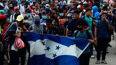 Más de 4,000 migrantes hondureños intentaron atravesar Guatemala en una caravana pero fueron detenidos y deportados./