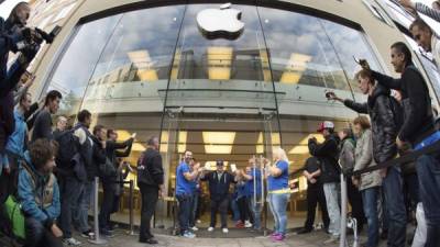 Decenas de personas llegaron hasta las instalaciones de Apple en Nueva York para comprar el nuevo iPhone 6.