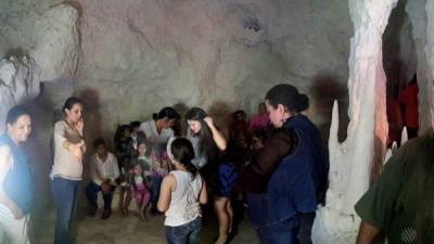 Visitantes del museo recorren las cuevas.