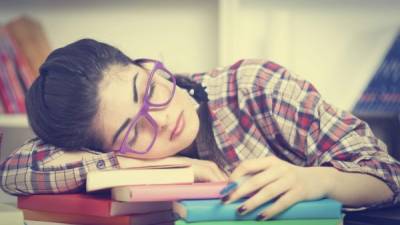 El estrés y la ansiedad por los deberes del colegio altera el sueño de los adolescentes. Foto: iStock.
