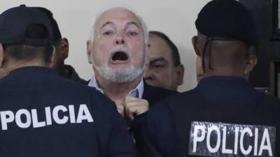 El expresidente de Panamá Ricardo Martinelli (2009-2014) mientras vocifera durante un receso de una audiencia en la Ciudad de Panamá (Panamá).