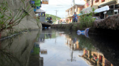 Los canales están atestados de aguas negras y lluvias.
