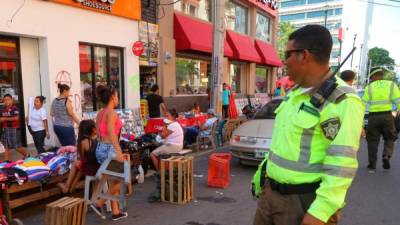 Los puestos de mercaderes se instalan en ellas a vista y paciencia de las autoridades y de los Amigos Municipales de Tránsito.