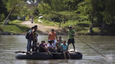 Migrantes tratan de cruzar el río Suchiate, en la frontera con Guatemala y México.