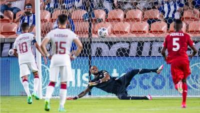 Hassan Al Haydos sorprendió a todos con este golazo a lo Panenka ante Panamá.